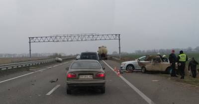 Сразу три автомобиля столкнулись на трассе Киев-Чоп