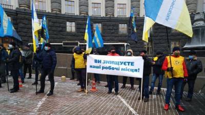 Работники урановых шахт устроили акцию протеста в центре Киева