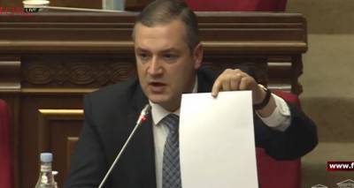 Курьез в парламенте. Пашиняну дали лист бумаги, чтобы он написал заявление об уходе