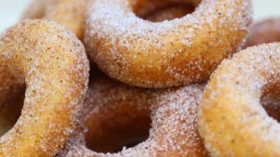Новое для Хануки: рецепт итальянских новогодних пончиков с корицей