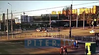 Видео: момент ДТП на перекрестке улицы Партизана Германа и проспекта Ветеранов