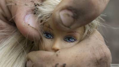 Психологи рассказали о любви сына Картрайта к откручиванию голов у кукол