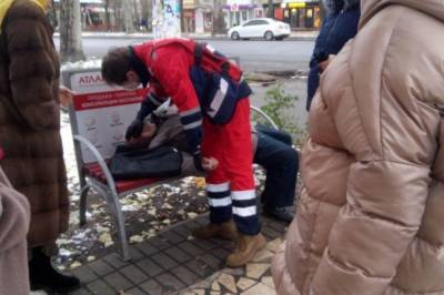 В Одессе пожилой мужчина скончался посреди улицы, не дождавшись "скорой"