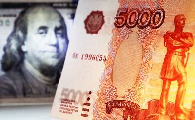 Эксперт: курс рубля пока игнорирует страхи рынка