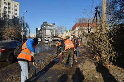 В Астрахани с дорог убирают ледяные торосы