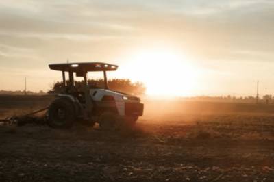 В США показали первый в мире электрический беспилотный трактор