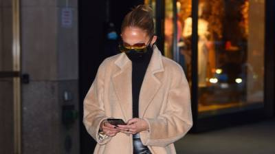 В бежевом пальто: Дженнифер Лопес показала стильный образ на улицах Нью-Йорка