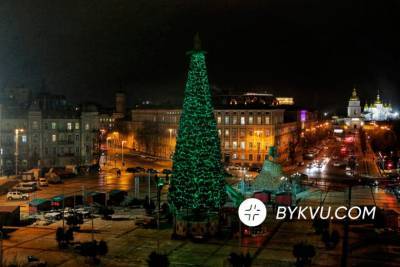 В центре Киева заканчивают украшать главную елку страны: фото