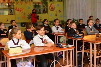 В школах ДНР прошли уроки, посвящённые Дню Героев Отечества и...