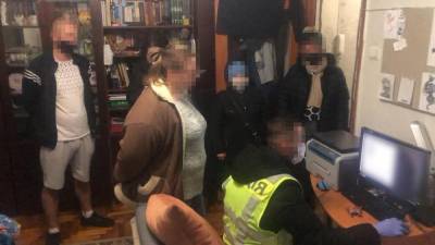 Предлагали любовь и наркотики: в Киеве семейная пара превращала съемное жилье в бордели