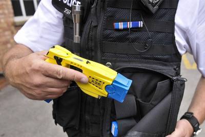 ЮНИСЕФ призвал британскую полицию не применять тазеры в отношении несовершеннолетних