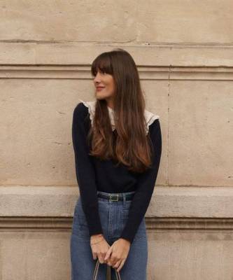 Свитер с накладным воротником + безупречные синие джинсы: очаровательный образ француженки Жюли Феррери