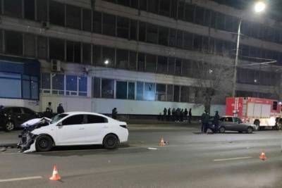 СК ищет очевидцев смертельного ДТП с ВАЗом и Kia в центре Волгограда