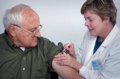 Органы здравоохранения расследуют 2 случая аллергической реакции на новую вакцину от COVID-19