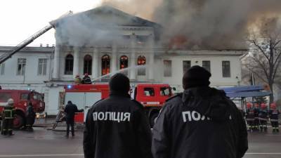 В центре Полтавы сгорело историческое здание, в огне погиб человек (видео)