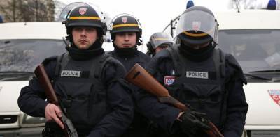 Мужчина с ножом атаковал полицейских во французском городе Боллен