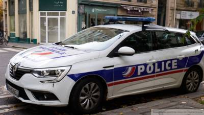 СМИ: вооруженный ножами мужчина напал на полицейских на юге Франции