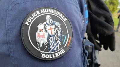 Во Франции мужчина с двумя ножами напал на полицейских