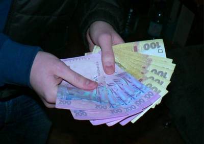Зарплаты и больничные во время карантина: в Минюсте рассказали, кому и сколько выплатят