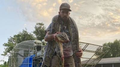 Во Флориде поймали 5-метрового питона, который укусил ловца во время борьбы