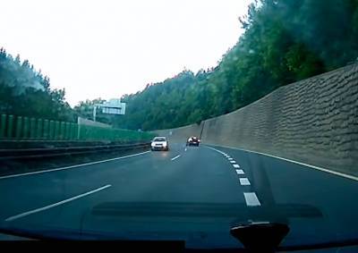 В Чехии водитель выехал на встречку и устроил ДТП: видео