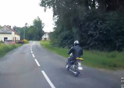 В Чехии неадекватный мотоциклист не пропускал «скорую»: видео