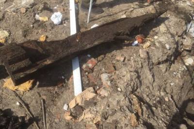 В Омской области в траншее нашли старинный гроб с останками человека