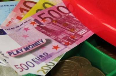 В Швейцарии 8-летнего мальчика внесли в полицейскую базу за попытку расплатиться в магазине игрушечными деньгами