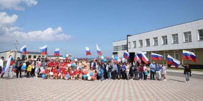 Жители Курильского района устроили шествие вдоль набережной в День России