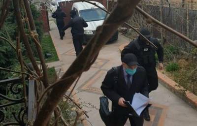 Люди в масках ворвались в дом известного министра, первые фото: «обвинял Зеленского во взломе государства»