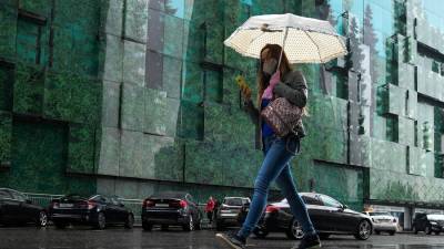 Москвичей предупредили о дожде и грозах в День России