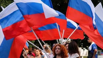 Россия принимает поздравления с государственным праздником