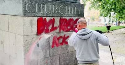 «Был расистом»: в Праге разрисовали памятник Уинстону Черчиллю