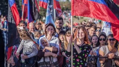 Эксперты объяснили появление в Донбассе российских флагов и стелы «Россия»