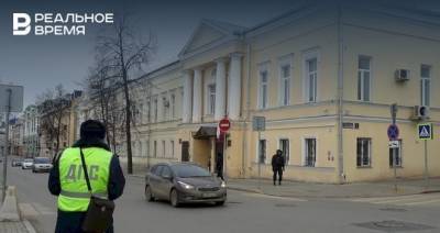 В Казани во время ДТП кусок забора отлетел в припаркованный автомобиль