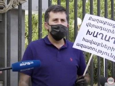 Группа юристов проводит акцию протеста у здания парламента Армении