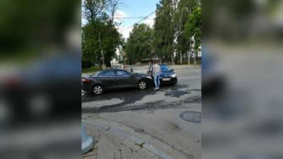 Два автомобиля столкнулись на Сампсониевском проспекте