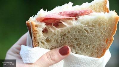 Никакого хлеба: диетолог звезд рассказала, чем перекусить в офисе после самоизоляции