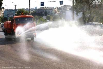 Жара в Рязани: техника продолжает поливать дороги