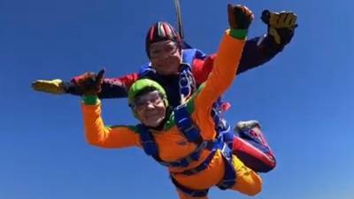 80-летняя сибирячка исполнила мечту и прыгнула с парашютом