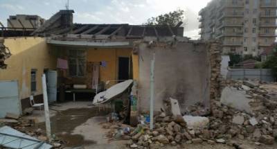 В Душанбе власти демонтируют дом с находящимися в нем детьми