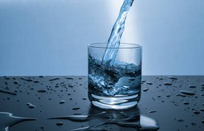 Забудьте про 8 стаканов в день: врач рассказала, сколько воды нужно пить ежедневно