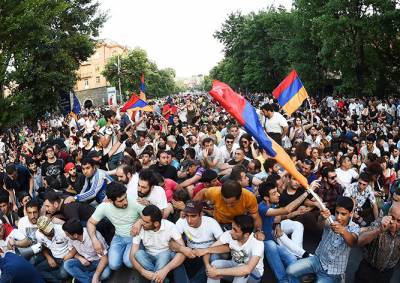 Премьер Армении ушел в отставку после массовых акций протеста