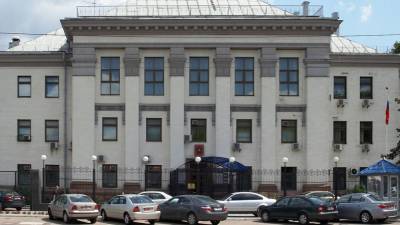Билборды с гербом контрразведки СБУ появились возле представительств РФ на Украине