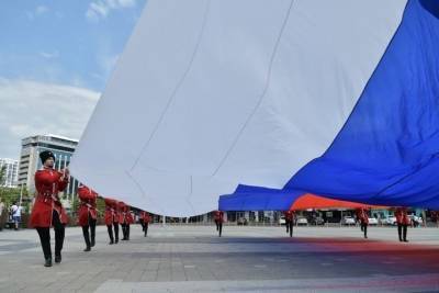 На Главной городской площади Краснодара подняли флаг России