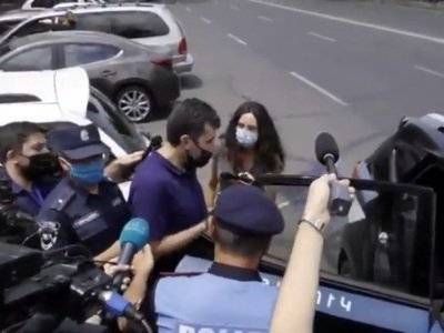 Организовавших акцию протеста у здания парламента Армении юристов подвергли приводу в полицейское отделение