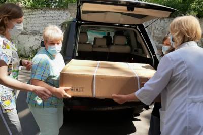 Семья Виктора Медведчука и Оксаны Марченко передала уникальные аппараты ИВЛ трем больницам в Киеве и в Закарпатской области