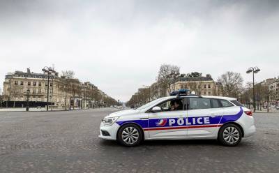 Французская полиция устроила акцию протеста на Елисейских полях