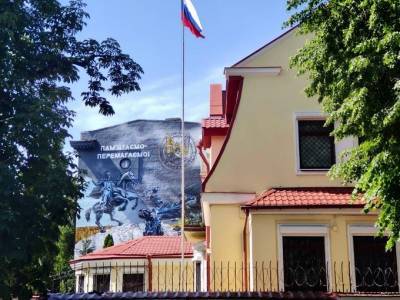 «Шутники» из СБУ разместили свои билборды у посольств России в Одессе и Львове