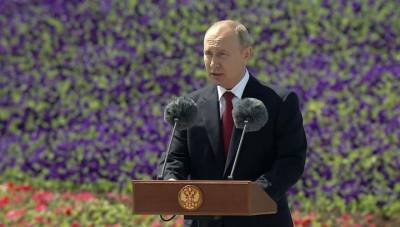 Президент Путин поздравил россиян и вручил медали Героя Труда